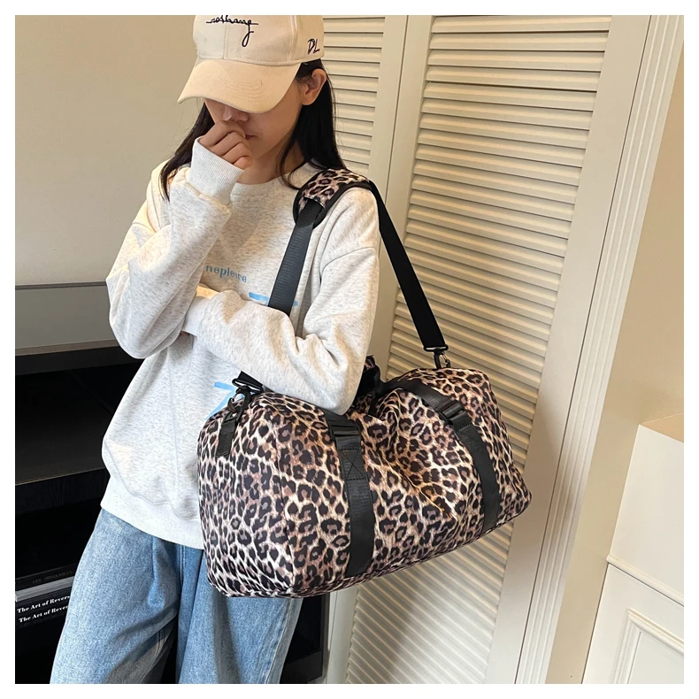 sac de voyage marron motif animal
