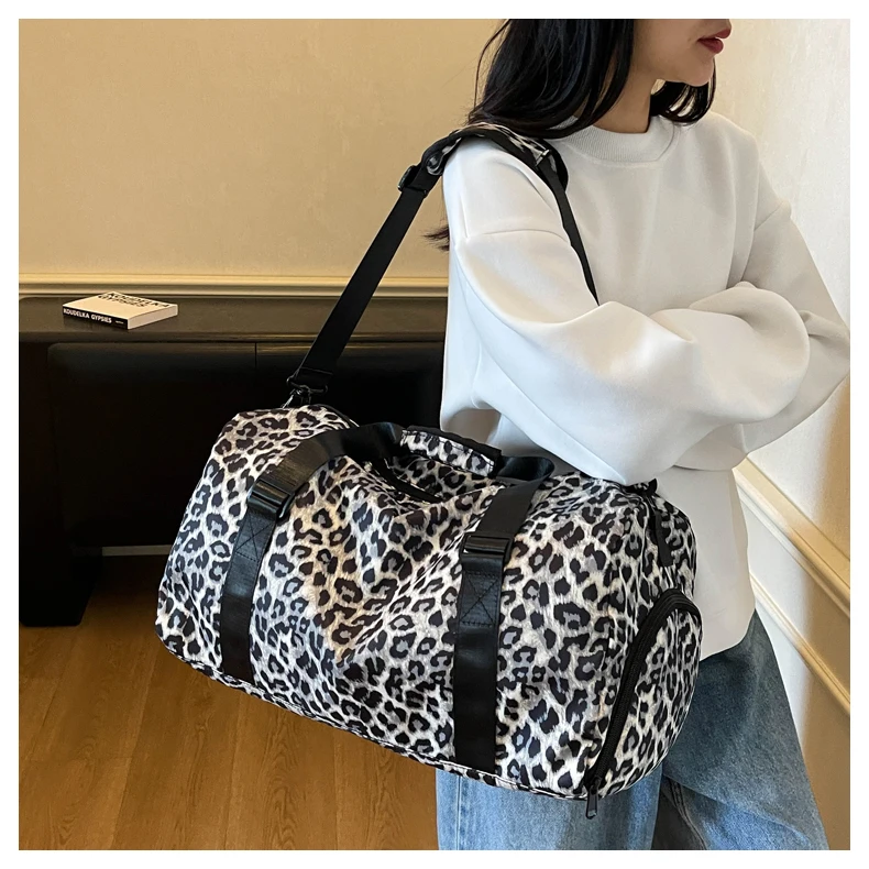 sac motif léopard moderne
