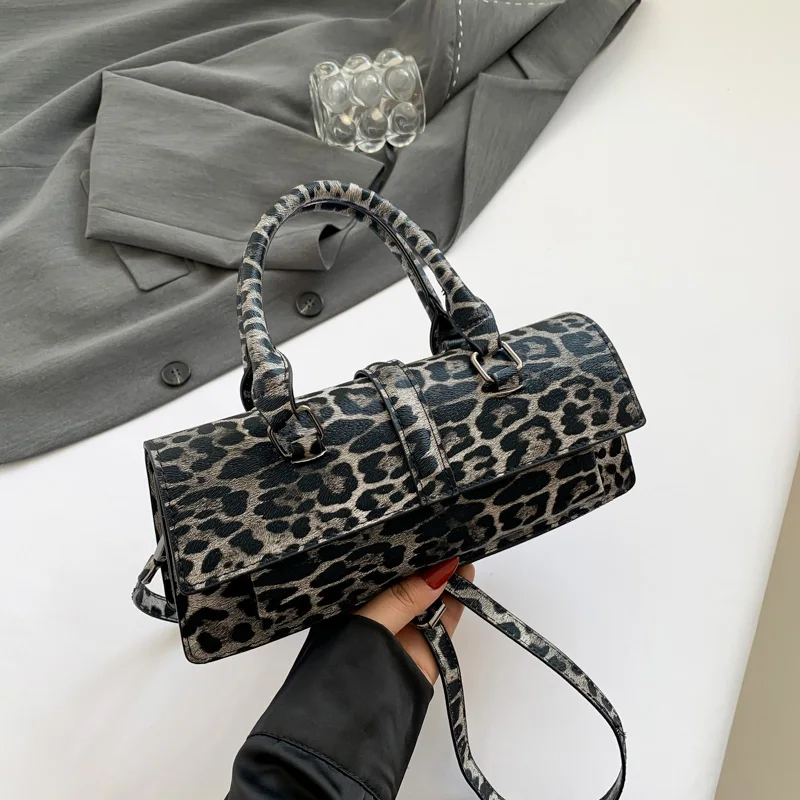 sac a main bandoulière léopard noir