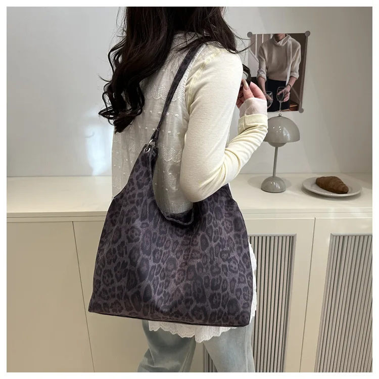 sac bandoulière léopard noir