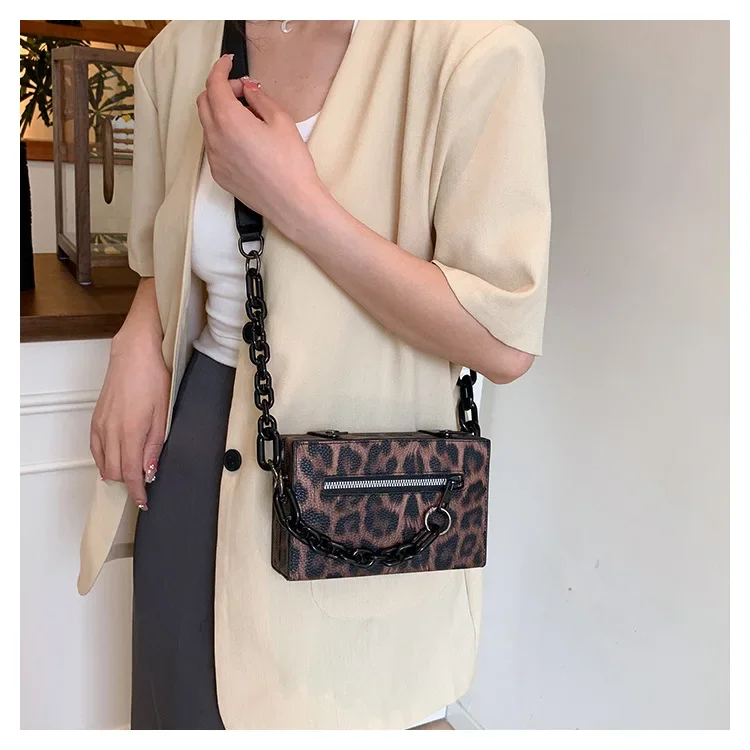 sac a main bandoulière léopard