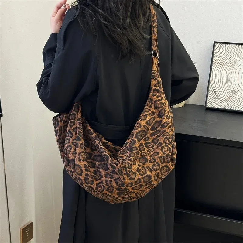 motif léopard sur sac bandoulière