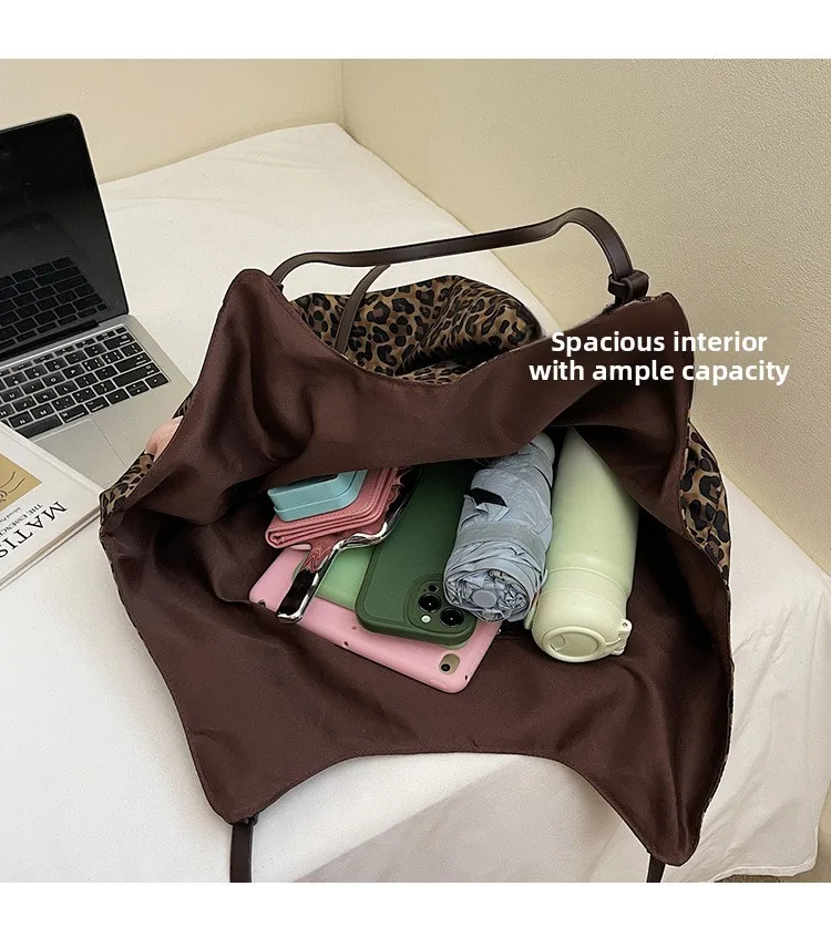 sac élégant motif léopard