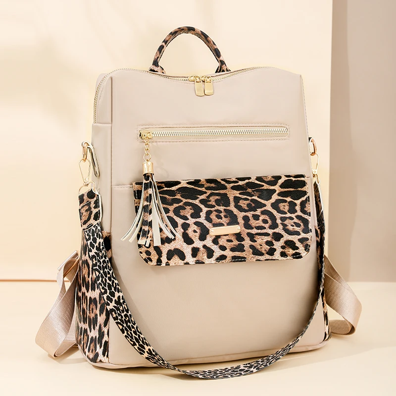 femme sac à dos léopard