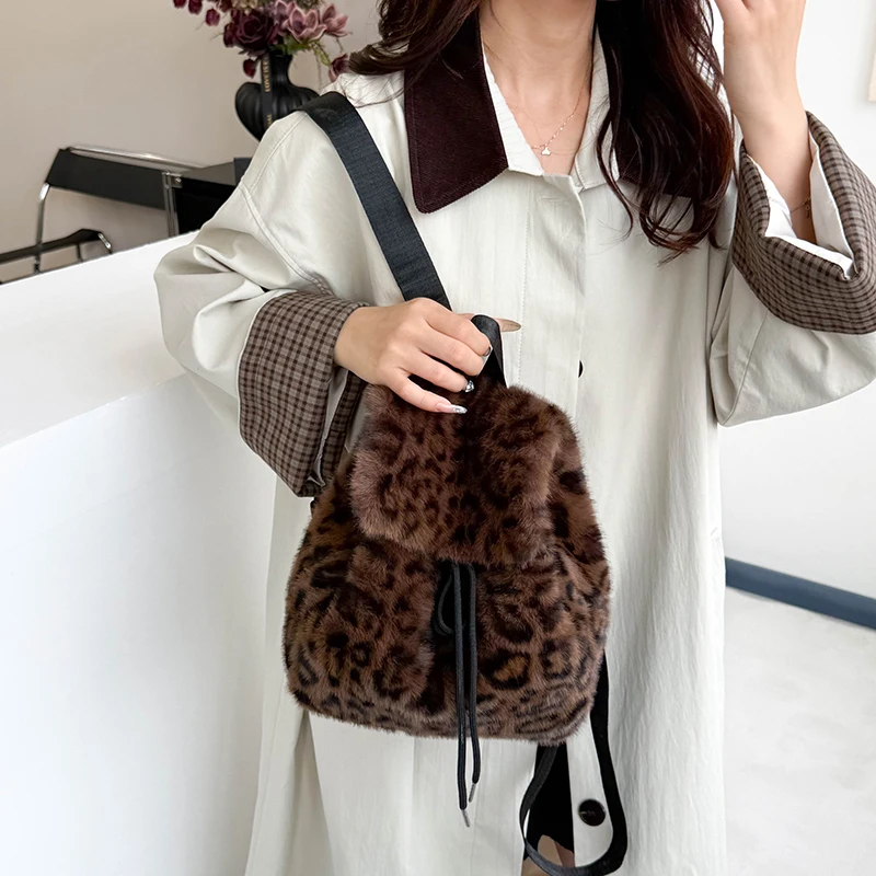 Chic et confort avec sac léopard