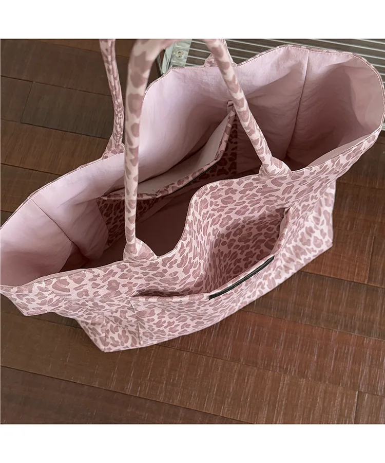 sac à motif léopard rose
