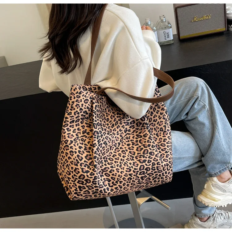 sac à motif léopard marron
