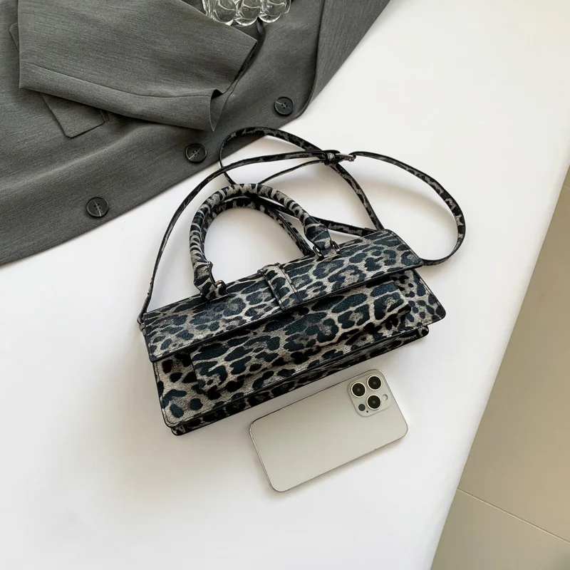 sac léopard noir élégant
