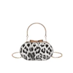 Petit sac à main bandoulière léopard femme blanc – format à rabat, format compact