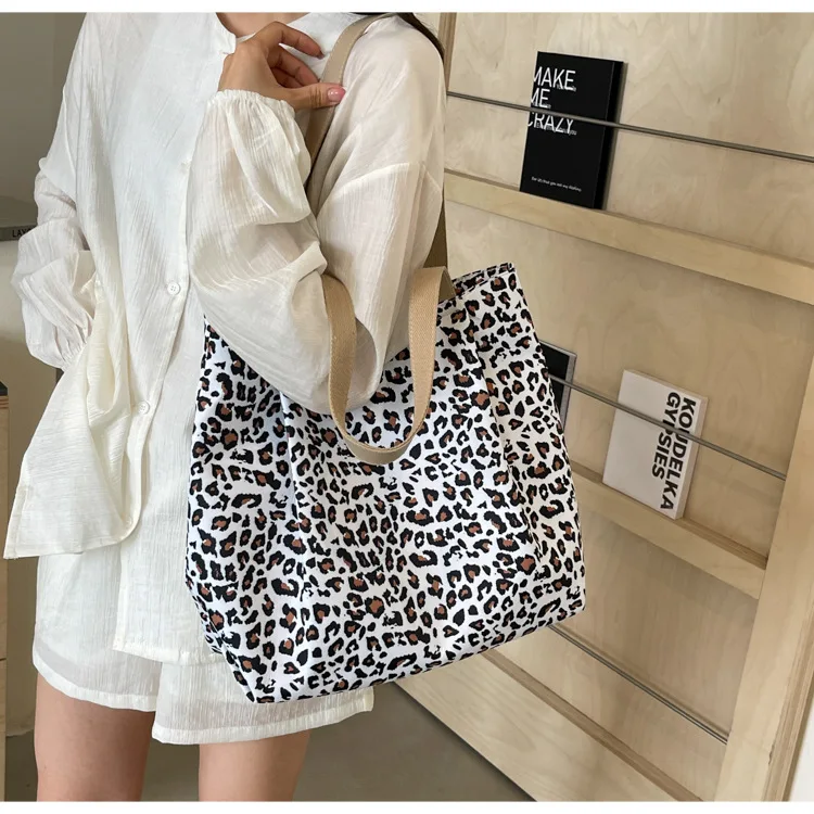 sac élégant motif léopard