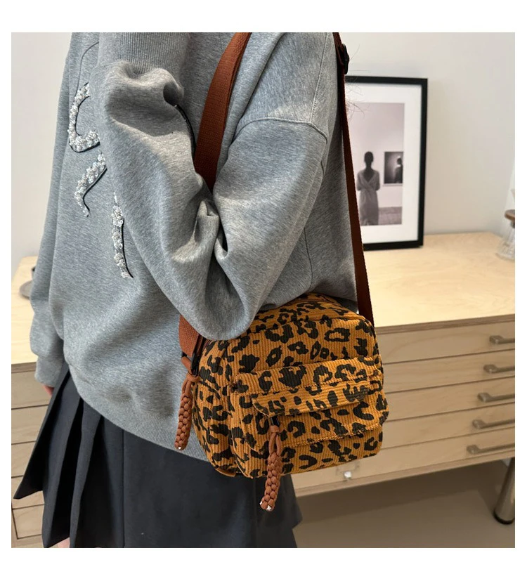 Sac bandoulière léopard unisexe marron en velours et polyester – Image 4
