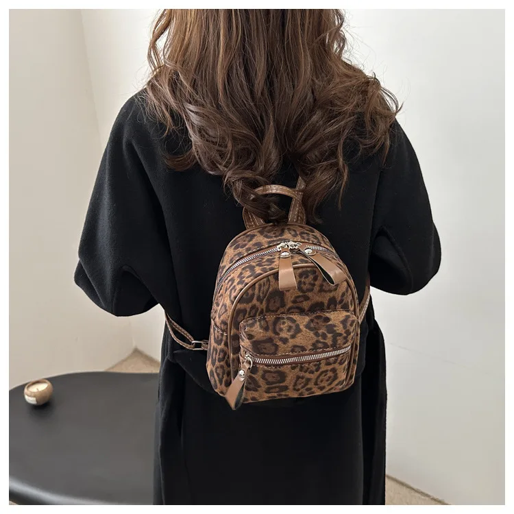 Petit sac à dos léopard unisexe marron – avec poche intérieure zippée, fermeture zippée – Image 2