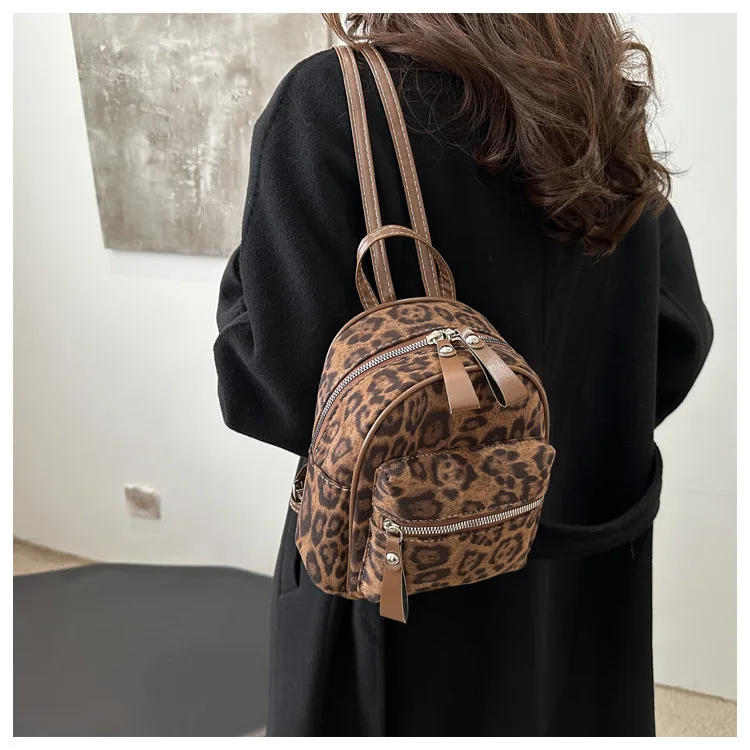 Petit sac à dos léopard unisexe marron – avec poche intérieure zippée, fermeture zippée – Image 3