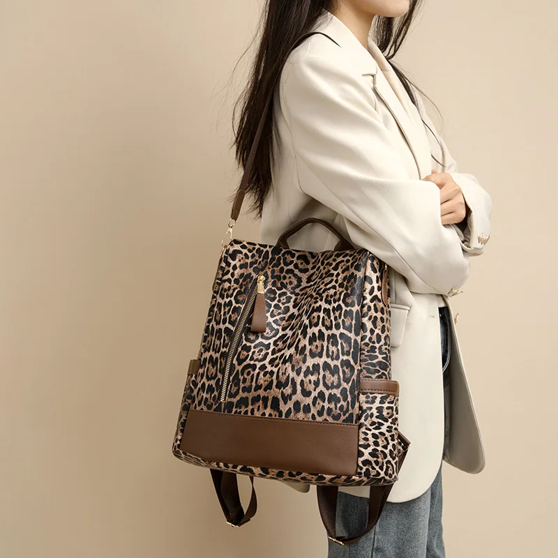 Sac à dos léopard femme marron en polyester – dimensions 33 cm × 14 cm × 32 cm, avec poches intérieure et extérieure – Image 2