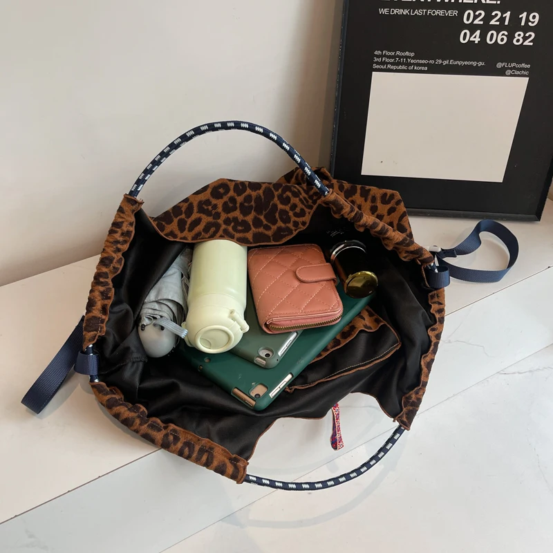 Sac cabas léopard femme marron en toile polyester – avec poche intérieure pour téléphone – Image 3