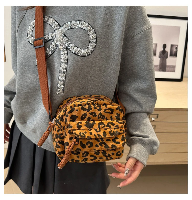 Sac bandoulière léopard unisexe marron en velours et polyester – Image 3