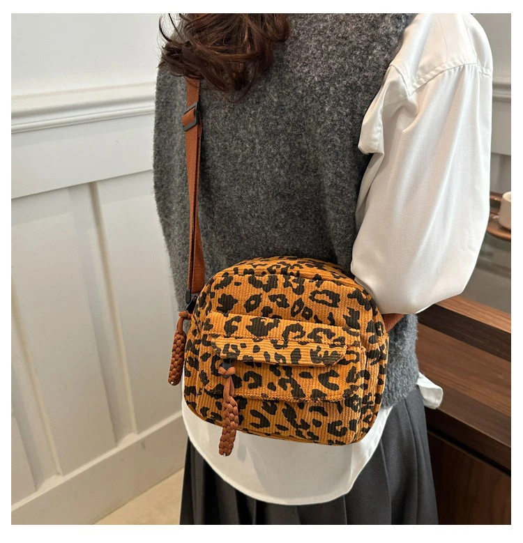 Sac bandoulière léopard unisexe marron en velours et polyester – Image 2
