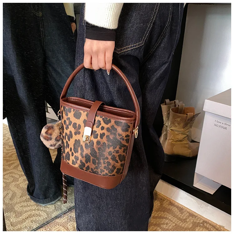 Sac à main bandoulière léopard femme marron foncé en polyester – avec poche intérieure zippée, fermeture zippée – Image 3