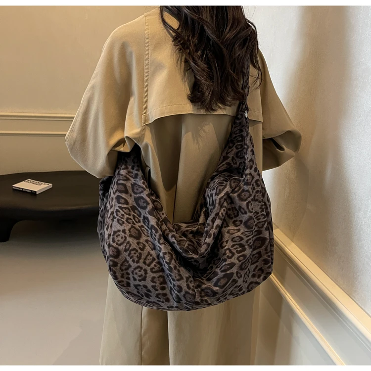 Sac bandoulière léopard unisexe noir en polyester – Image 3