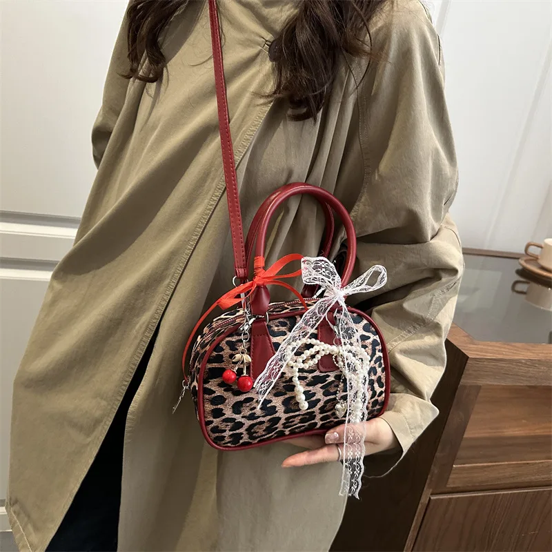 Petit sac à main bandoulière léopard femme rouge en cuir et polyester – avec poche intérieure pour téléphone, fermeture zippée – Image 2