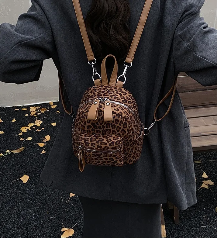 Petit sac à dos léopard femme marron foncé en toile, nylon et polyester – dimensions 19 cm × 20 cm × 12 cm, imperméable – Image 2