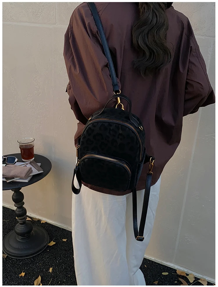Petit sac à dos léopard femme noir en cuir et polyester – fermeture zippée – Image 2