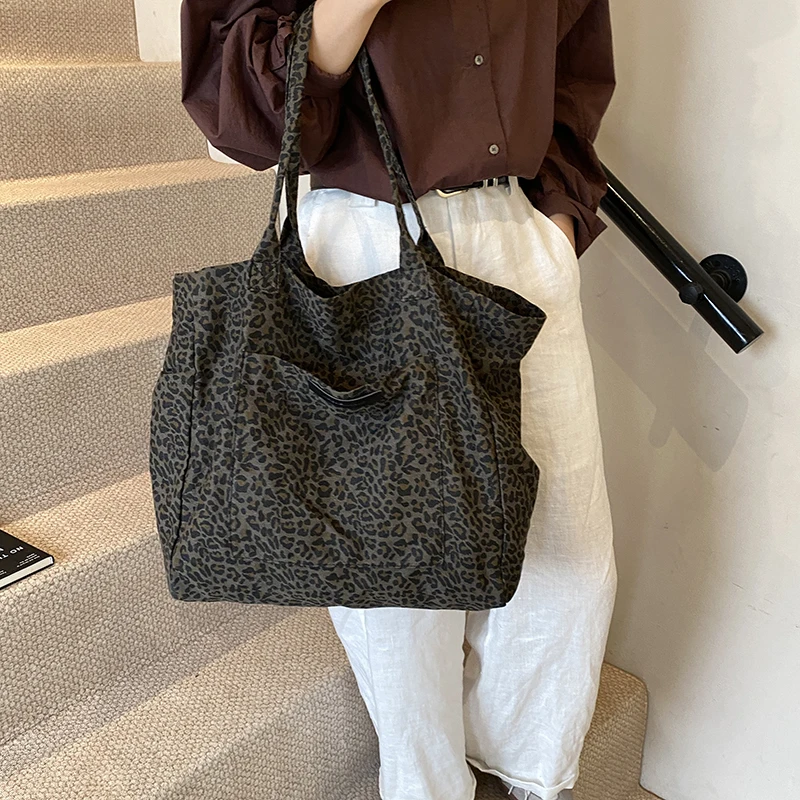 Sac cabas léopard femme noir en toile polyester – avec poche intérieure pour téléphone – Image 2