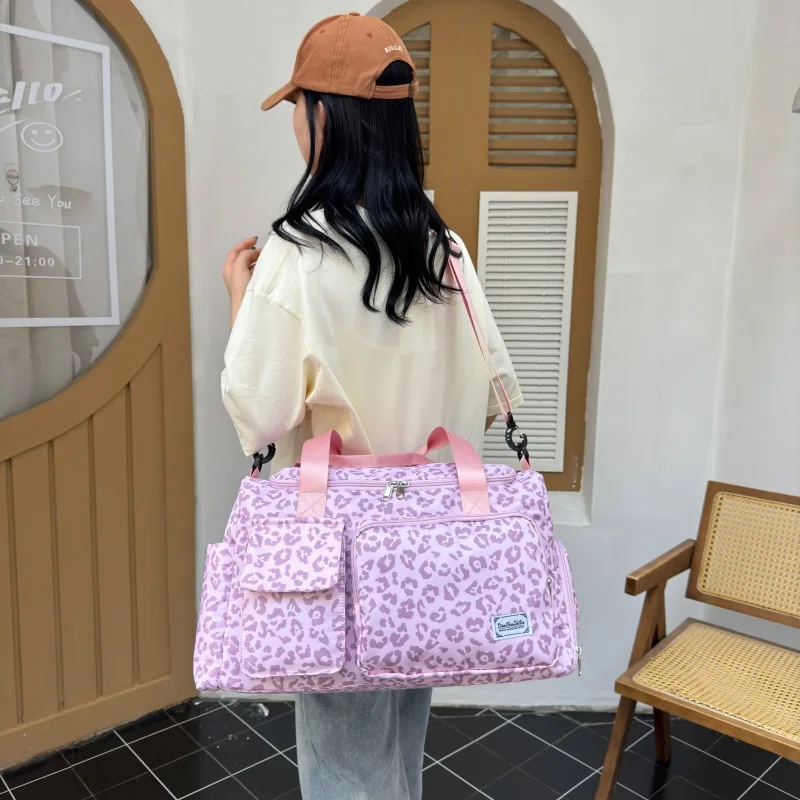 Sac de sport léopard unisexe rose en nylon et polyester – dimensions 11 cm × 18,89 cm × 10,02 cm, avec compartiments – Image 3