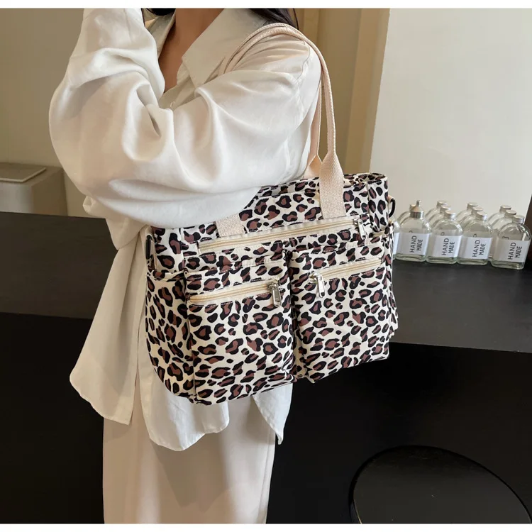 Sac de sport léopard unisexe blanc – fermeture zippée – Image 4