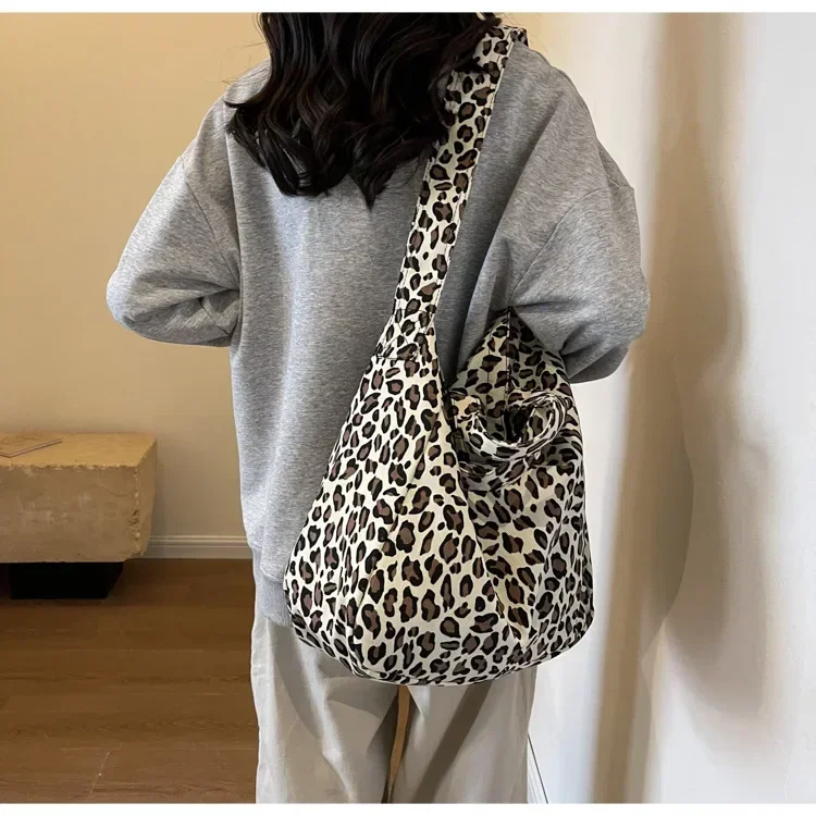 Sac cabas léopard femme blanc en toile polyester – avec poche intérieure pour téléphone – Image 3