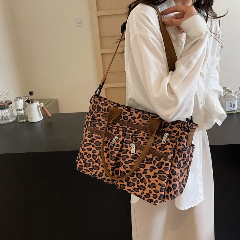 Sac de sport léopard unisexe marron – fermeture zippée – Image 3
