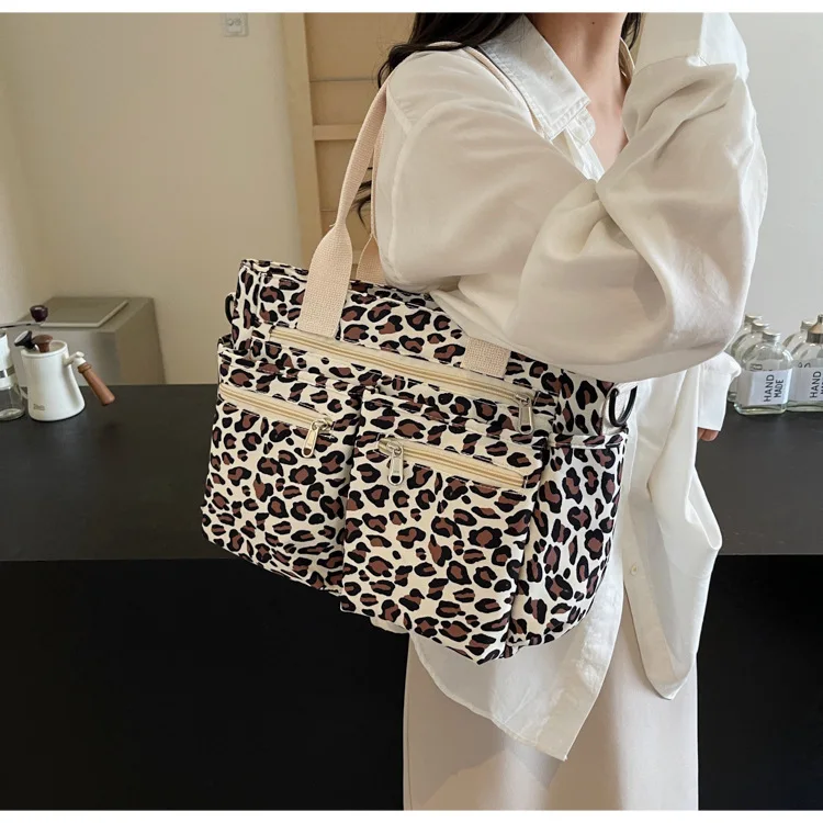 Sac de sport léopard unisexe blanc – fermeture zippée – Image 6