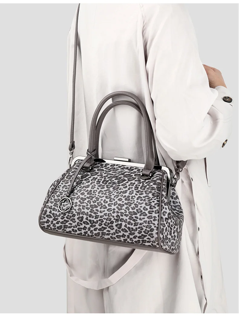 sac à main motif léopard