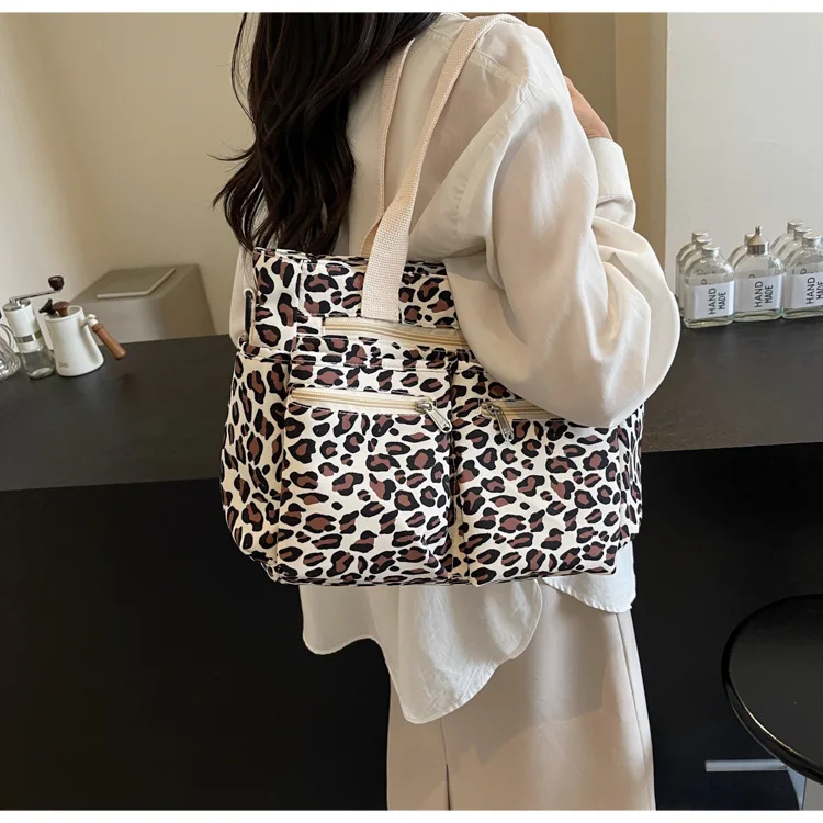 Sac de sport léopard unisexe blanc – fermeture zippée – Image 5