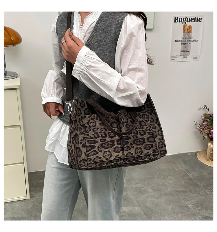 Sac de sport léopard unisexe vert – fermeture zippée – Image 2