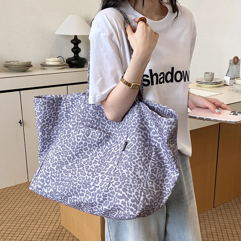 Sac cabas léopard femme violet en toile polyester – avec poche intérieure pour téléphone – Image 4