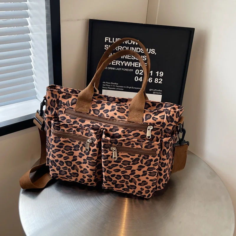 Sac de sport léopard unisexe marron – fermeture zippée – Image 2