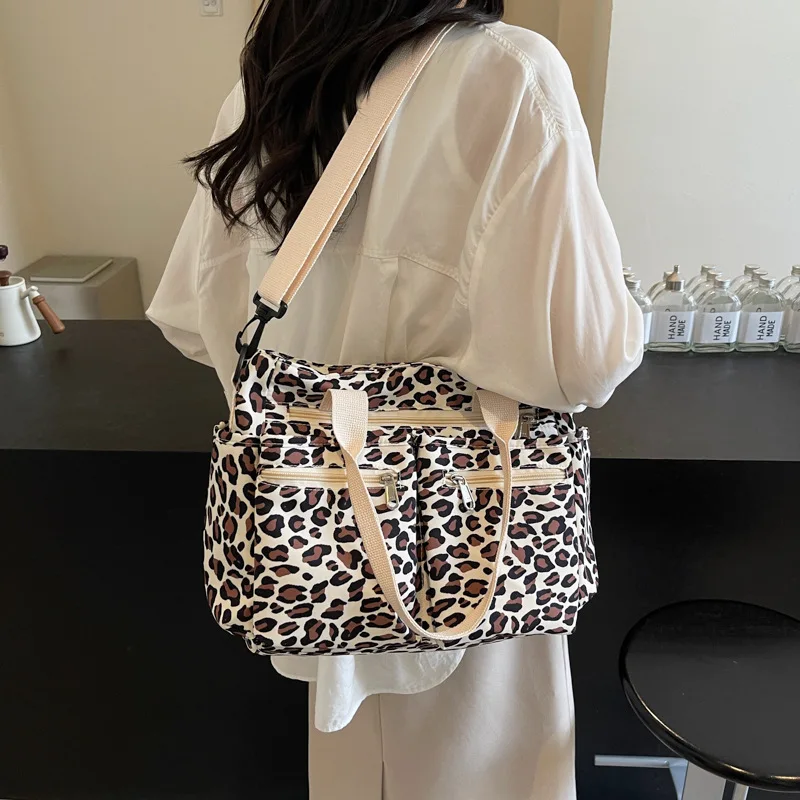 Sac de sport léopard unisexe blanc – fermeture zippée – Image 2