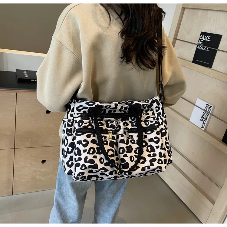 Sac de sport léopard unisexe blanc en nylon et polyester – dimensions 26 cm × 37 cm × 16 cm, avec compartiments – Image 2