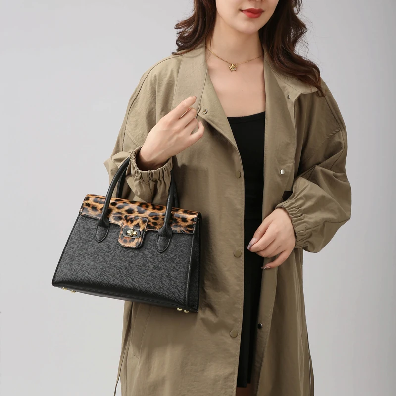 sac noir chic avec motif léopard