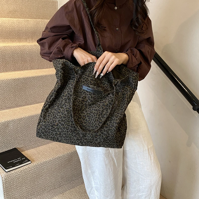 Sac cabas léopard femme noir en toile polyester – avec poche intérieure pour téléphone – Image 4