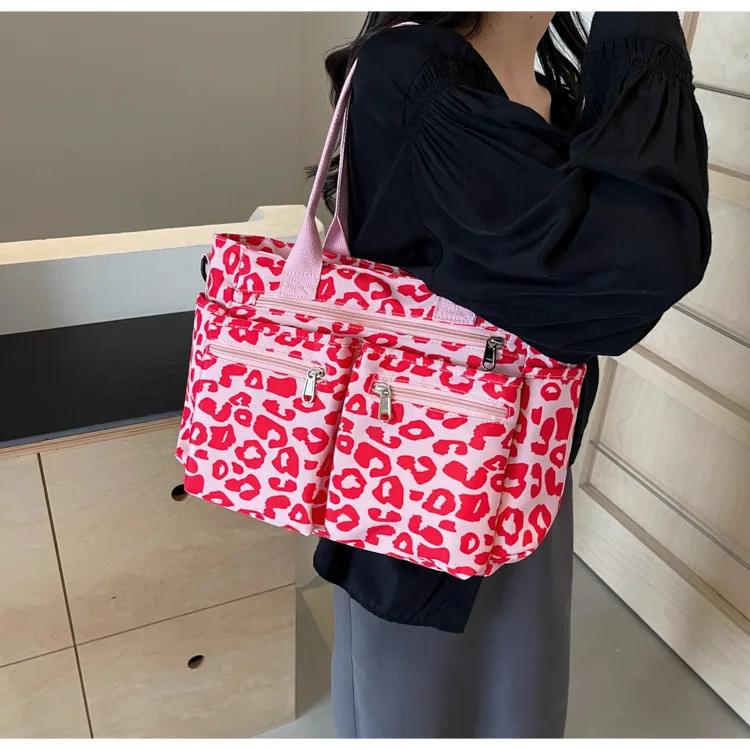 Sac de sport léopard unisexe rose – fermeture zippée – Image 2