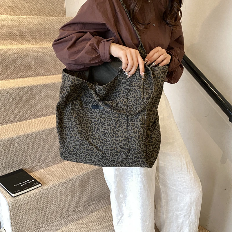 Sac cabas léopard femme noir en toile polyester – avec poche intérieure pour téléphone – Image 3