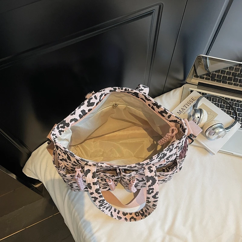 Sac de sport léopard femme rose en velours et polyester – dimensions 26 cm × 37 cm – Image 2