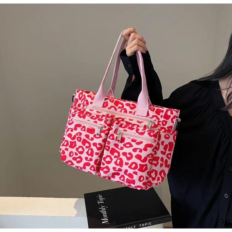 Sac de sport léopard unisexe rose – fermeture zippée – Image 3