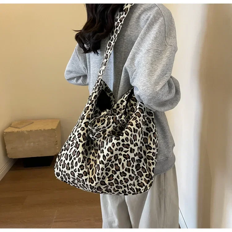 Sac cabas léopard femme blanc en toile polyester – avec poche intérieure pour téléphone – Image 2