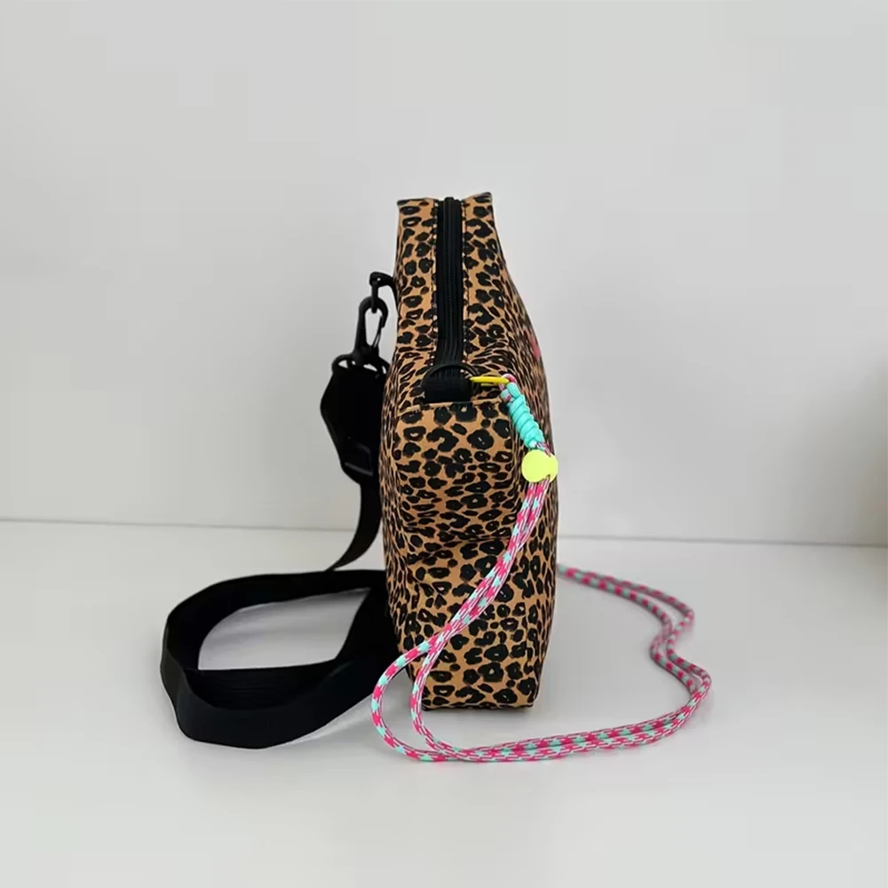 Sac bandoulière léopard unisexe marron en nylon et polyester – capacité inférieure à 20 litres, fermeture zippée – Image 3