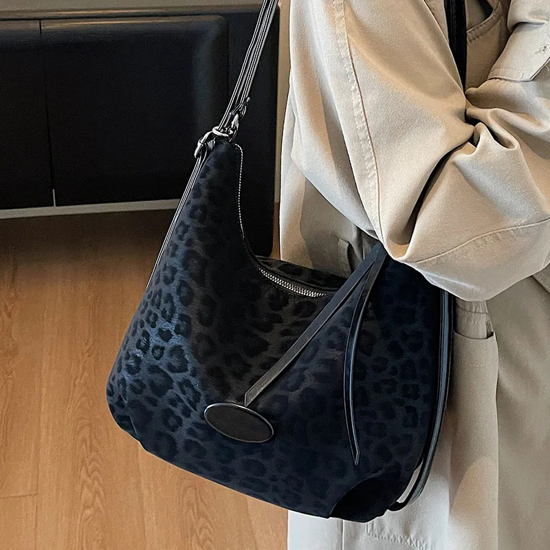 Sac à dos léopard femme noir – avec bretelles ergonomiques, avec poche intérieure zippée – Image 2