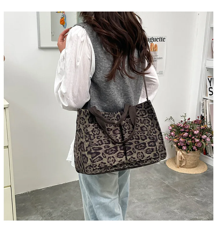 Sac de sport léopard unisexe vert – fermeture zippée – Image 3
