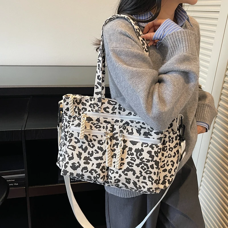 Sac de sport léopard femme blanc en velours et polyester – dimensions 26 cm × 37 cm × 16 cm – Image 3